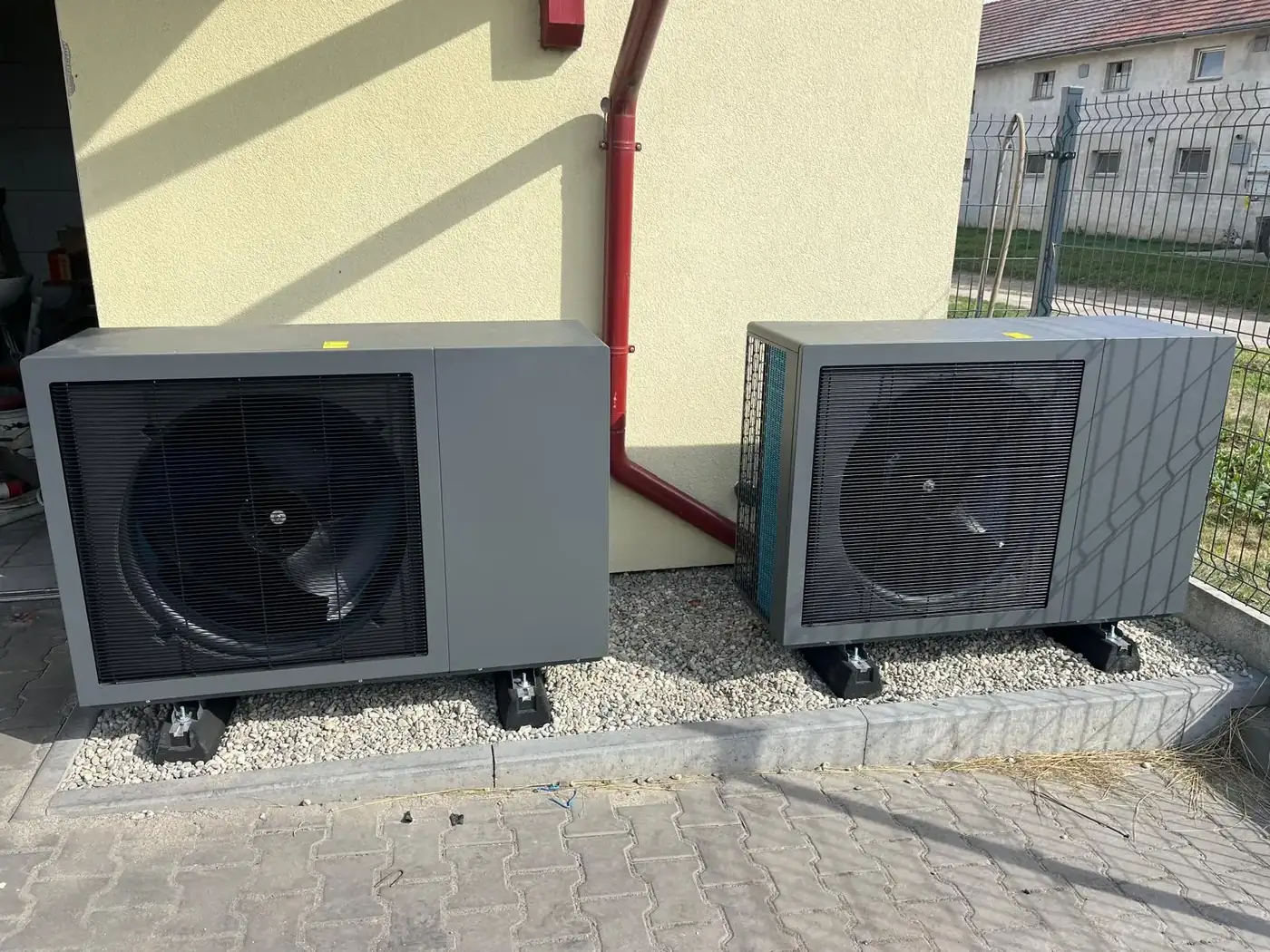 Pnmięcice — Pompy ciepła · jednostki zewnętrzne — realizacja Ilios Energy